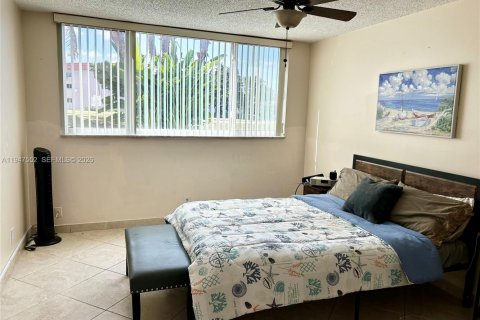 Condo in Pembroke Pines, Florida, 1 bedroom  № 2003652 - photo 10