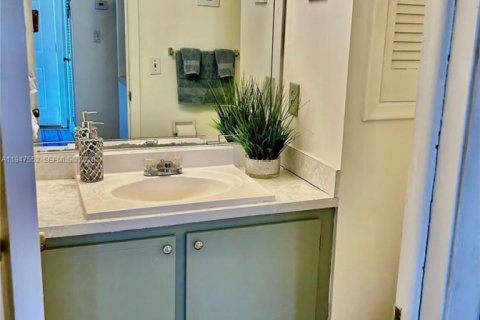 Condo in Pembroke Pines, Florida, 1 bedroom  № 2003652 - photo 6