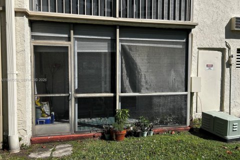 Condo in Pembroke Pines, Florida, 1 bedroom  № 2003652 - photo 17