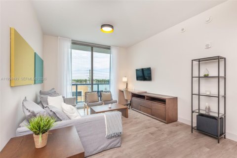 Condominio en Hollywood, Florida, 1 dormitorio  № 2020787