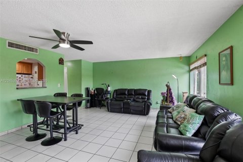 Condominio en venta en Hialeah, Florida, 2 dormitorios, 96.8 m2 № 2186164 - foto 11