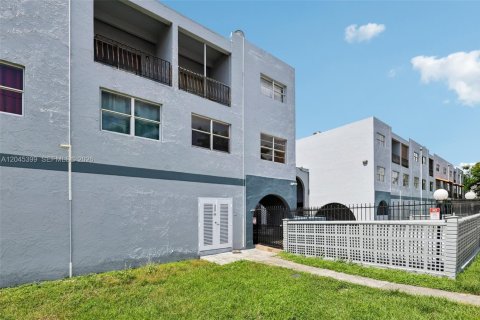 Condominio en venta en Hialeah, Florida, 2 dormitorios, 96.8 m2 № 2186164 - foto 2