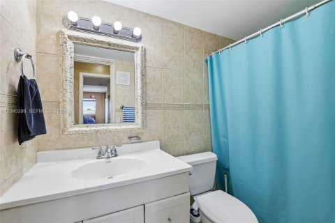 Condominio en venta en Hialeah, Florida, 2 dormitorios, 96.8 m2 № 2186164 - foto 19