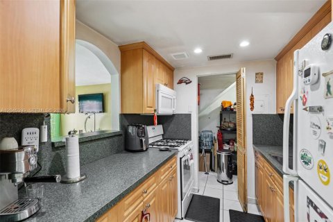 Condominio en venta en Hialeah, Florida, 2 dormitorios, 96.8 m2 № 2186164 - foto 13