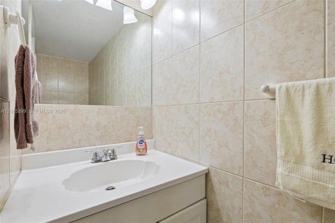 Condominio en venta en Hialeah, Florida, 2 dormitorios, 96.8 m2 № 2186164 - foto 18