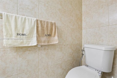 Condominio en venta en Hialeah, Florida, 2 dormitorios, 96.8 m2 № 2186164 - foto 17