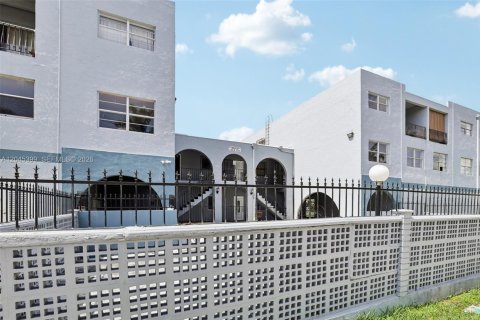Condominio en Hialeah, Florida, 2 dormitorios № 2186164