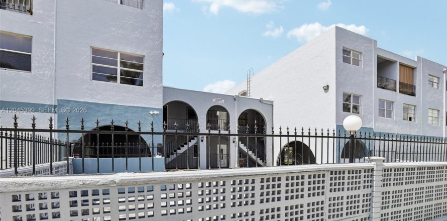 Condominio en Hialeah, Florida, 2 dormitorios  № 2186164