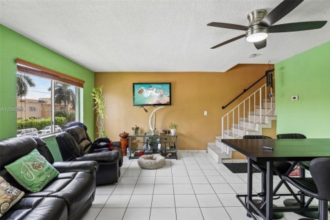 Condominio en venta en Hialeah, Florida, 2 dormitorios, 96.8 m2 № 2186164 - foto 9
