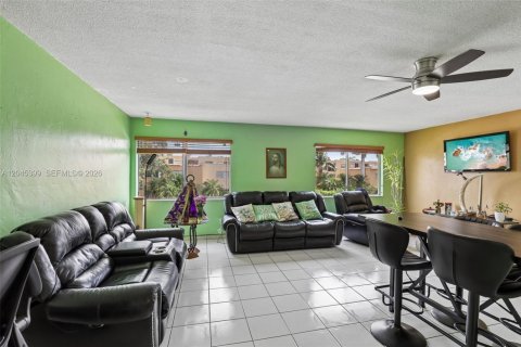 Condominio en venta en Hialeah, Florida, 2 dormitorios, 96.8 m2 № 2186164 - foto 6