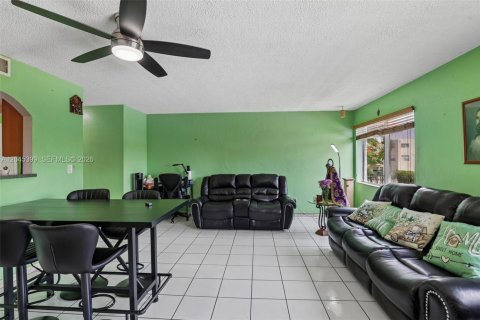 Condominio en venta en Hialeah, Florida, 2 dormitorios, 96.8 m2 № 2186164 - foto 12