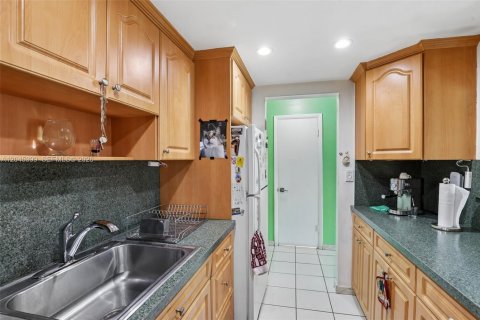 Condominio en venta en Hialeah, Florida, 2 dormitorios, 96.8 m2 № 2186164 - foto 16