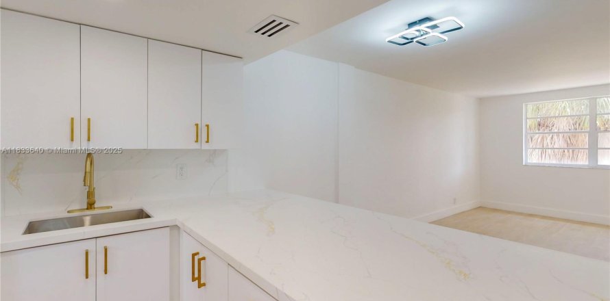 Кондоминиум с 1 спальней в Халландейл-Бич, Флорида № 2045547