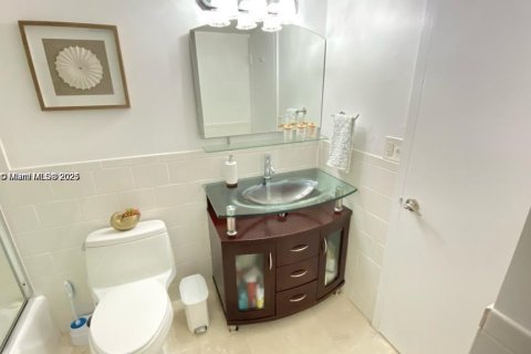 Condominio en venta en Hallandale Beach, Florida, 1 dormitorio, 68.38 m2 № 1878656 - foto 7