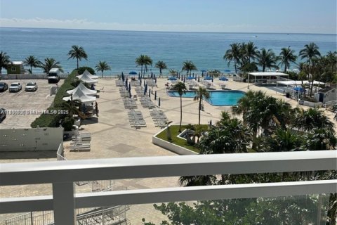 Condominio en venta en Hallandale Beach, Florida, 1 dormitorio, 68.38 m2 № 1878656 - foto 12