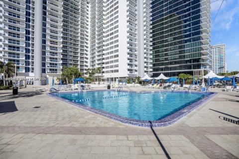 Condominio en venta en Hallandale Beach, Florida, 1 dormitorio, 68.38 m2 № 1878656 - foto 17