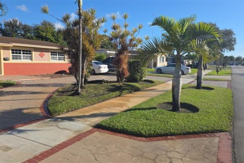 House in Miami Gardens, Florida 4 bedrooms, 147.71 sq.m. № 2030084 - photo 2