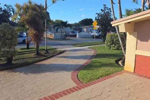 House in Miami Gardens, Florida 4 bedrooms, 147.71 sq.m. № 2030084 - photo 11