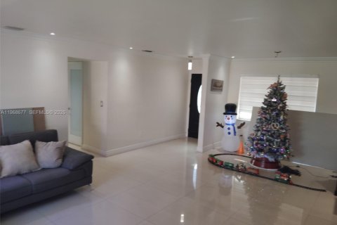 House in Miami Gardens, Florida 4 bedrooms, 147.71 sq.m. № 2030084 - photo 19