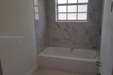 House in Miami Gardens, Florida 4 bedrooms, 147.71 sq.m. № 2030084 - photo 10