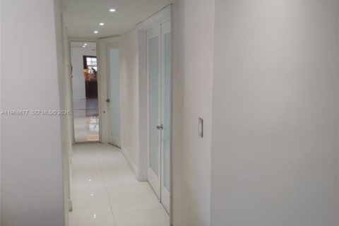 House in Miami Gardens, Florida 4 bedrooms, 147.71 sq.m. № 2030084 - photo 14