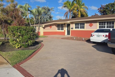 House in Miami Gardens, Florida 4 bedrooms, 147.71 sq.m. № 2030084