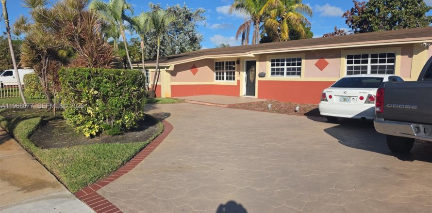 House in Miami Gardens, Florida 4 bedrooms, 147.71 sq.m. № 2030084