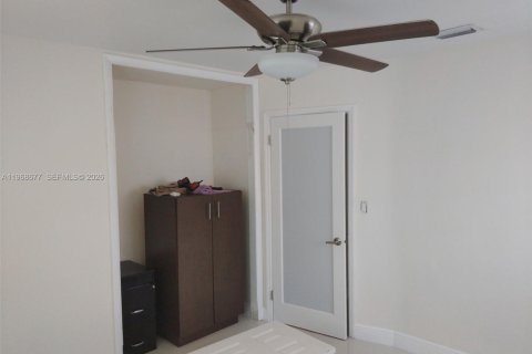 House in Miami Gardens, Florida 4 bedrooms, 147.71 sq.m. № 2030084 - photo 4