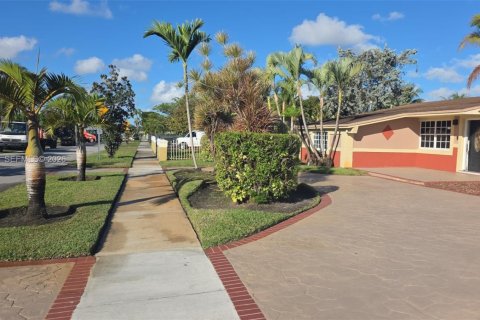 House in Miami Gardens, Florida 4 bedrooms, 147.71 sq.m. № 2030084 - photo 27