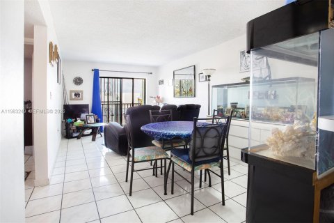 Кондоминиум с 2 спальнями в Майами, Флорида № 2049627