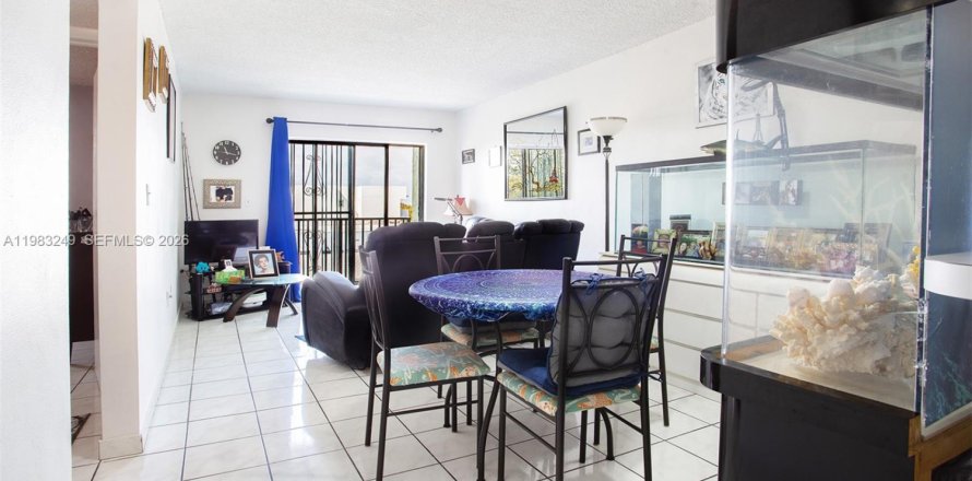 Кондоминиум с 2 спальнями в Майами, Флорида № 2049627