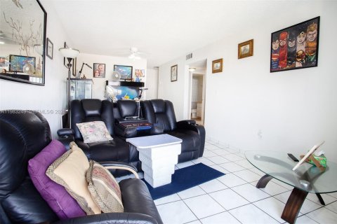 Купить кондоминиум в Майами, Флорида 2 спальни, 67.17м2, № 2049627 - фото 3