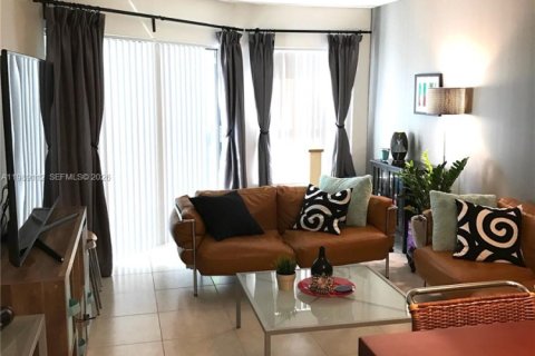Condo in Miami, Florida, 1 bedroom  № 2051755 - photo 4