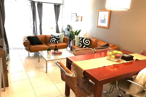 Condo in Miami, Florida, 1 bedroom  № 2051755 - photo 3