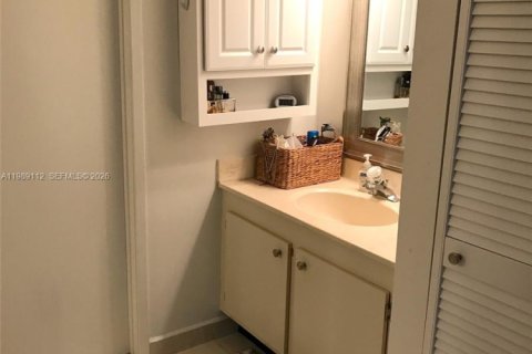 Condo in Miami, Florida, 1 bedroom  № 2051755 - photo 13