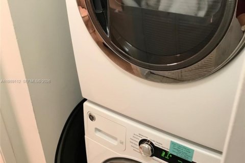 Condo in Miami, Florida, 1 bedroom  № 2051755 - photo 6