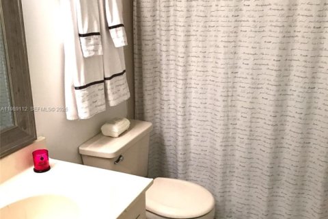 Condo in Miami, Florida, 1 bedroom  № 2051755 - photo 12