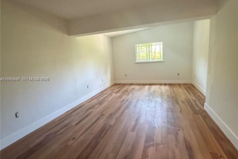 House in Coral Gables, Florida 3 bedrooms, 179.77 sq.m. № 2300416 - photo 9