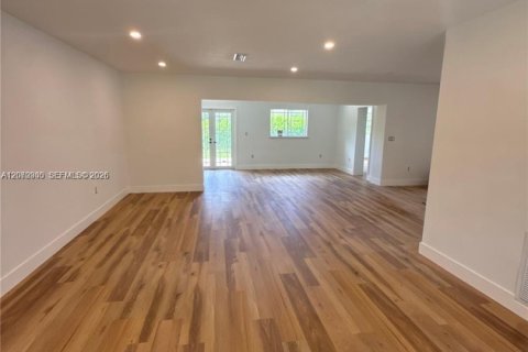 House in Coral Gables, Florida 3 bedrooms, 179.77 sq.m. № 2300416 - photo 3