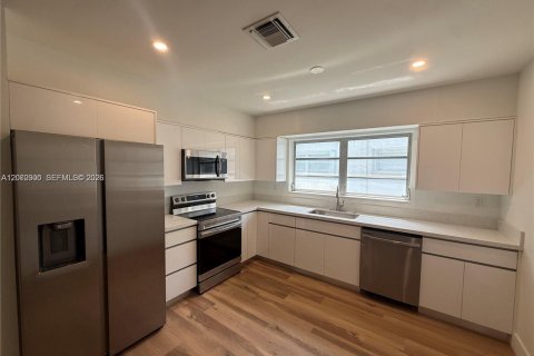 House in Coral Gables, Florida 3 bedrooms, 179.77 sq.m. № 2300416 - photo 6
