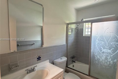 House in Coral Gables, Florida 3 bedrooms, 179.77 sq.m. № 2300416 - photo 19