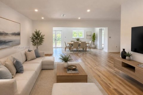 House in Coral Gables, Florida 3 bedrooms, 179.77 sq.m. № 2300416 - photo 2