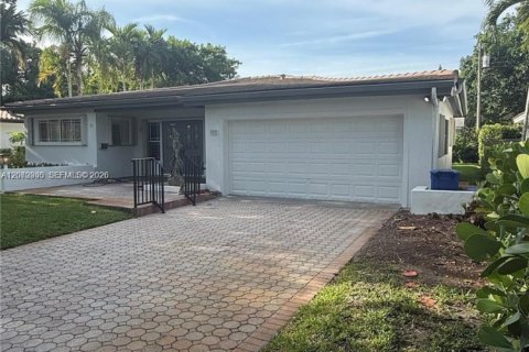 House in Coral Gables, Florida 3 bedrooms, 179.77 sq.m. № 2300416 - photo 22