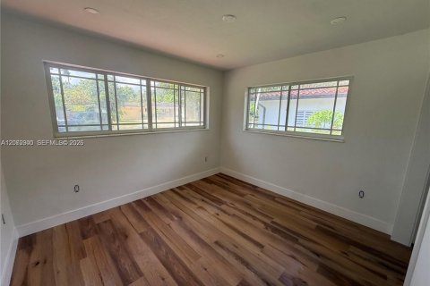 House in Coral Gables, Florida 3 bedrooms, 179.77 sq.m. № 2300416 - photo 13