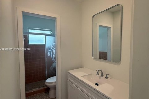 House in Coral Gables, Florida 3 bedrooms, 179.77 sq.m. № 2300416 - photo 11