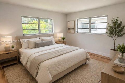 House in Coral Gables, Florida 3 bedrooms, 179.77 sq.m. № 2300416 - photo 12
