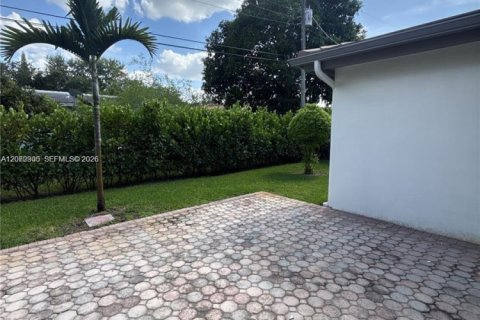 House in Coral Gables, Florida 3 bedrooms, 179.77 sq.m. № 2300416 - photo 23