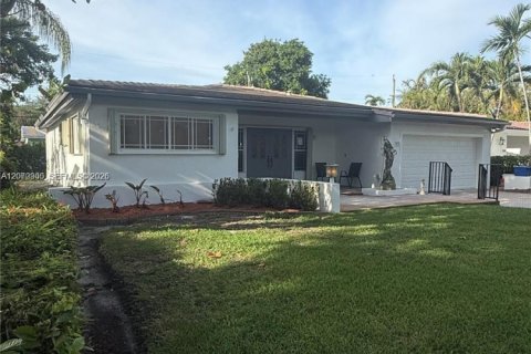 House in Coral Gables, Florida 3 bedrooms, 179.77 sq.m. № 2300416 - photo 21
