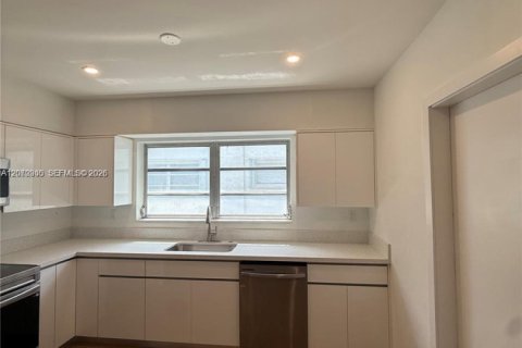 House in Coral Gables, Florida 3 bedrooms, 179.77 sq.m. № 2300416 - photo 7