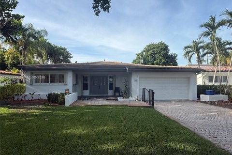 House in Coral Gables, Florida 3 bedrooms, 179.77 sq.m. № 2300416 - photo 20